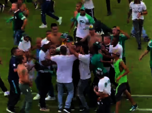 Torcida invade campo na Colômbia e agride técnico e atletas