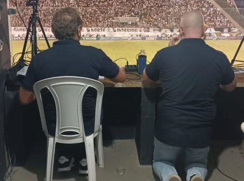 Vídeo: Narrador fica de joelhos no acesso do ABC à Série B
