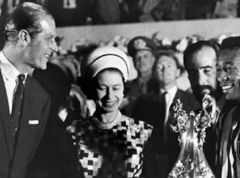Elizabeth II já esteve no Brasil e entregou taça a Pelé