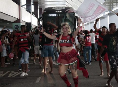 Vitória embarca nos braços da torcida com destino à Belém