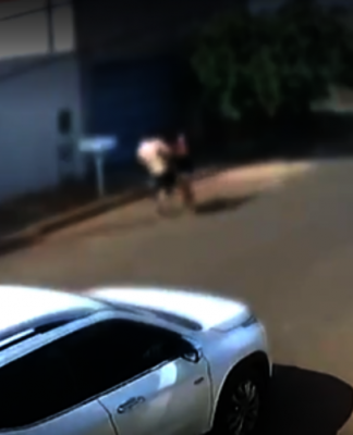 Homem de cueca persegue e arrasta companheira na rua em MG