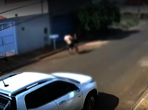 Homem de cueca persegue e arrasta companheira na rua em MG