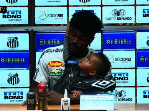 Vídeo: filho de santista bomba na web após coletiva