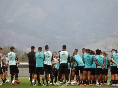 Vasco confia em vantagem como mandante para defender acesso