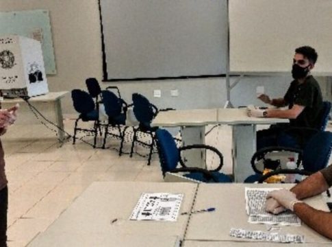 Só vacinados? Uso de máscara? TSE explica regras para votar