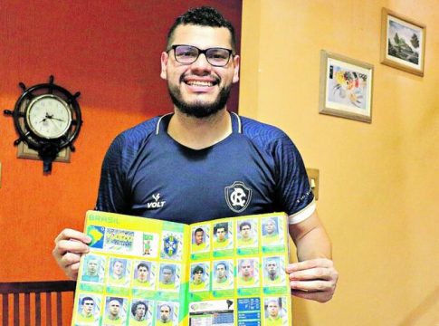 Fãs expõem orgulho de colecionar álbuns da Copa do Mundo