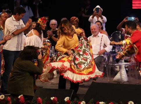 Esposa de Lula, Janja dá show de carimbó em Belém. Veja