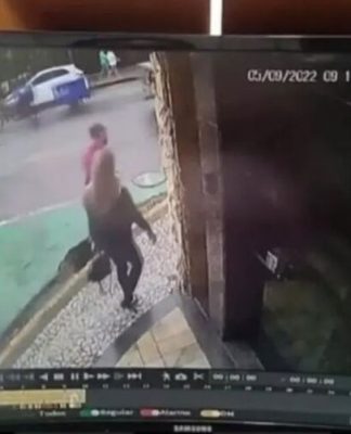 Vídeo: buraco "engole" homem em calçada no Recife