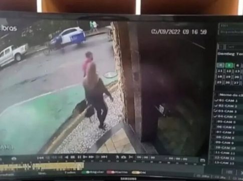 Vídeo: buraco "engole" homem em calçada no Recife