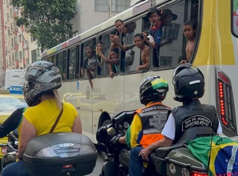 Passageiros de ônibus vaiam motociata de
Bolsonaro no Rio