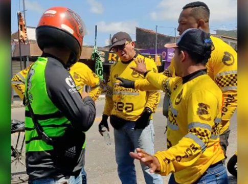 Vídeo: mototaxistas e motociclistas de app brigam na rua