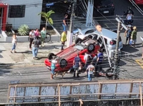 Vídeo: carros colidem em São Brás e um deles capota