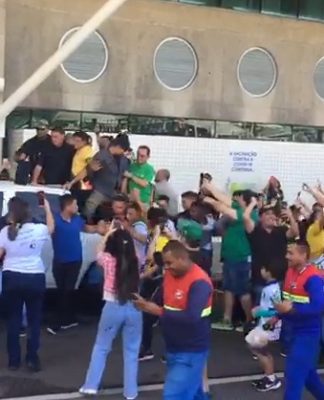 Bolsonaro em Belém tem apoiadores e vias congestionadas