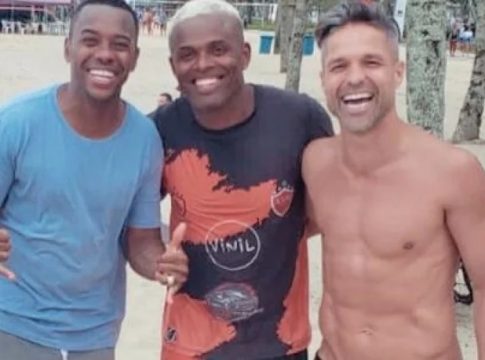 De folga, Diego joga futevôlei com Robinho e é criticado