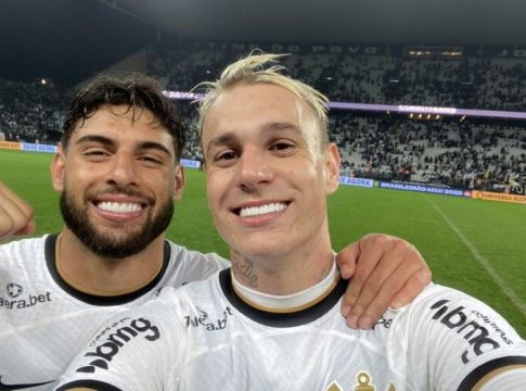 Corinthians vence o Atlético-GO e volta ao G4 do Brasileiro