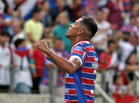 Fortaleza amassa o Flamengo, marca no fim e vira o placar