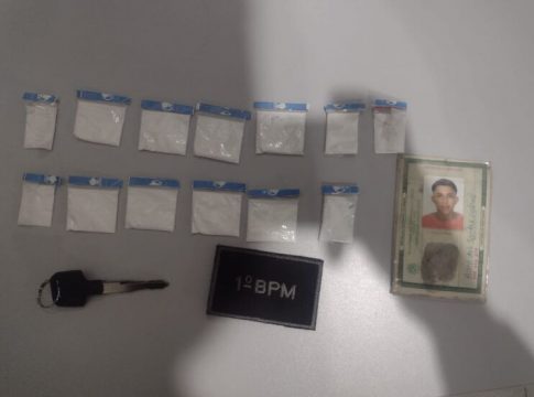 Delivery do tráfico: suspeito é preso com cocaína no bolso
