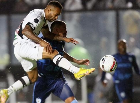 Vasco tropeça em casa, segue no G4, mas vê rivais encostarem