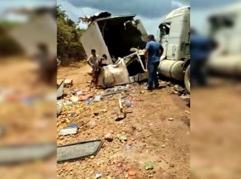 Vídeo: batida entre caminhão e caçamba mata dois no Pará