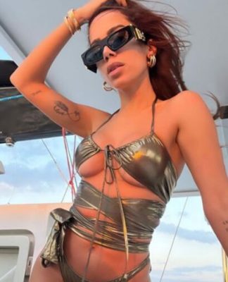 Vídeo: Anitta "causa" ao jogar dinheiro para o alto em festa