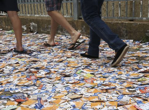 Derrame de santinhos e boca de urna vão gerar multas