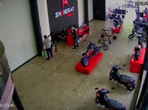 Assaltante leva celulares de cliente e funcionários de loja
