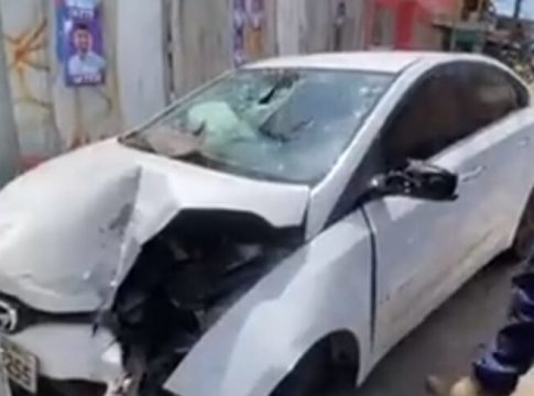 Vídeo: carro usado para crimes colide após perseguição