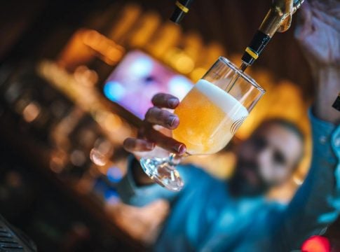 Pesquisadores descobriram que transplantes fecais podem ajudar no tratamento de transtorno por uso de álcool grave.