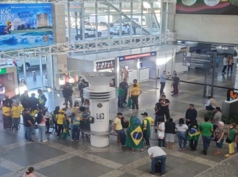 Apoiadores de Bolsonaro o aguardam para agenda em Belém