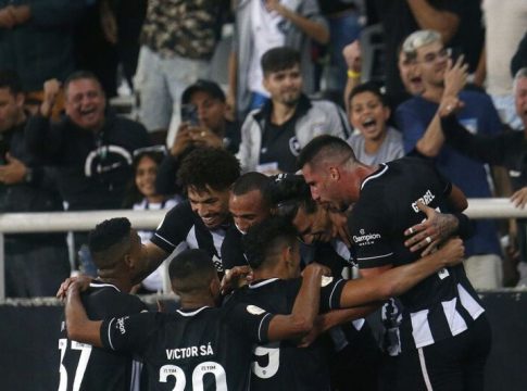 Botafogo vence Coritiba em casa e fica em 10º no Brasileiro