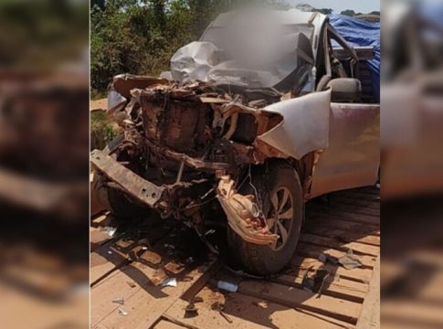 Caminhonete é destruída, mas passageiros se salvam na BR-230