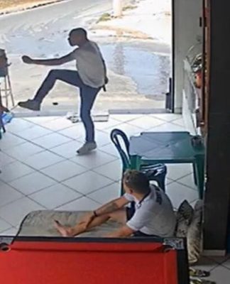 Vídeo: candidato bolsonarista armado agride adolescente 