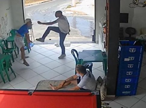 Vídeo: candidato bolsonarista armado agride adolescente 