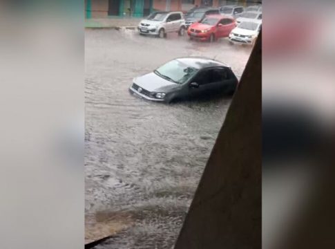 Vídeo: chuva deixa carros em baixo d'água em Belém