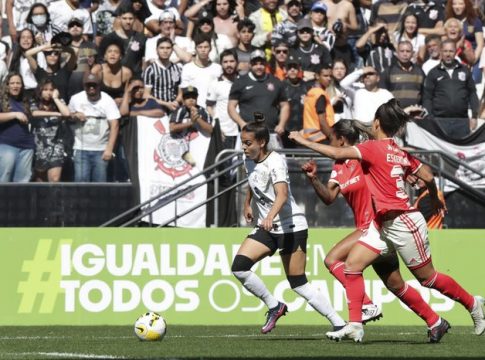 Corinthians se sagra tetracampeão e bate recorde de público
