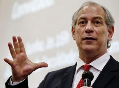  Um dos principais líderes políticos do Ceará, o senador Cid Gomes se filou ao PSB neste domingo (4) em um ato político em Fortaleza. O movimento sela o rompimento do senador com o seu irmão, o ex-ministro e ex-governador Ciro Gomes, que permanece no PDT.