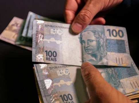 Poupança
tem retirada líquida recorde de R$ 22 bi em agosto