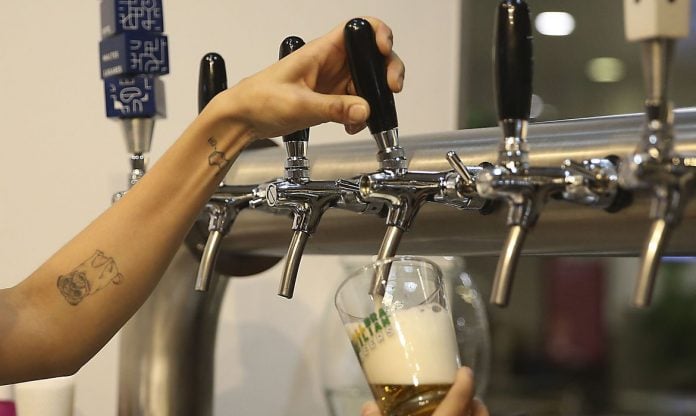 Aumentam os alertas médicos sobre bebidas alcoólicas após casos de intoxicação por metanol no Brasil