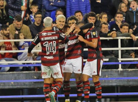 Flamengo bate Vélez e põe dois pés na final da Libertadores