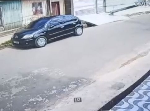 Vídeo mostra momento em que poste cai sobre mulher no Pará