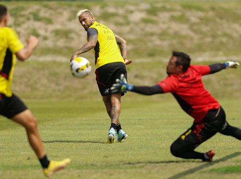Flamengo
tenta pontuar fora de casa contra um Goiás embalado