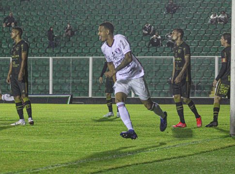 Figueirense apanha de 4 a 1 antes de duelo com Paysandu