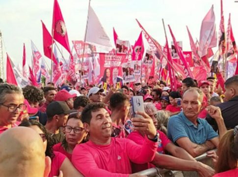 População lota Marine Clube para esperar chegada de Lula
