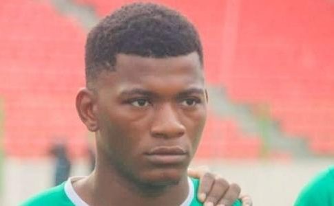 Jogador de 23 anos morre durante treino com seleção