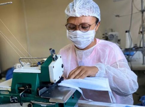 Pandemia enfraquecida sufoca indústria de máscaras e luvas