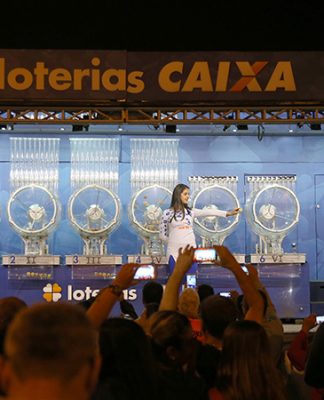 Brasília – O Caminhão da Sorte da CAIXA sorteia o concurso 1.986 da Mega-Sena, valendo um prêmio de R$19 milhões, na quadra 302 de Samambaia – DF (Wilson Dias/Agência Brasil)