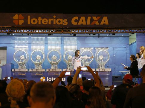 Brasília – O Caminhão da Sorte da CAIXA sorteia o concurso 1.986 da Mega-Sena, valendo um prêmio de R$19 milhões, na quadra 302 de Samambaia – DF (Wilson Dias/Agência Brasil)