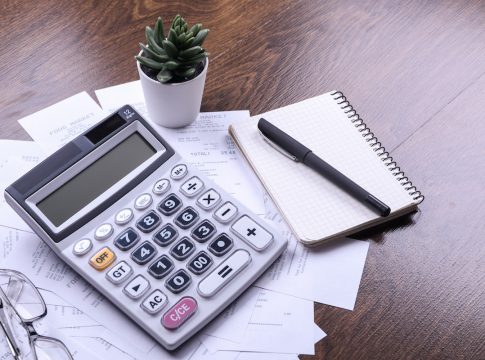 O final do ano está se aproximando e com ele também a preocupação de milhares de pais de alunos com os novos valores das mensalidades escolares para o ano de 2025.