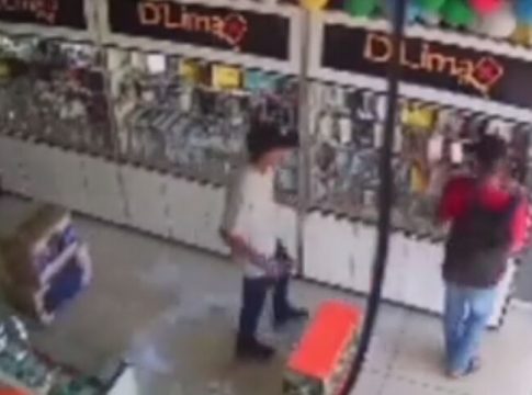 Vídeo:
assaltantes levam cerca de R$ 50 mil em celulares