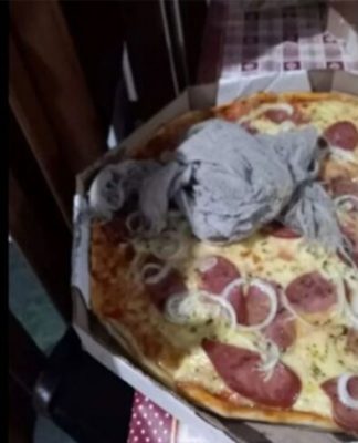 Cliente recebe pizza com pano de chão dentro da embalagem